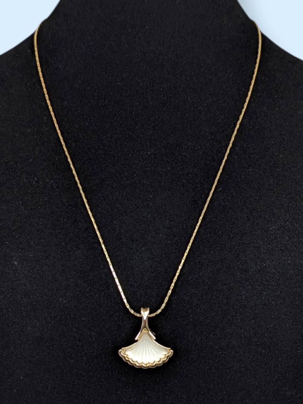 V. White Shell Shaped Pendant Necklace